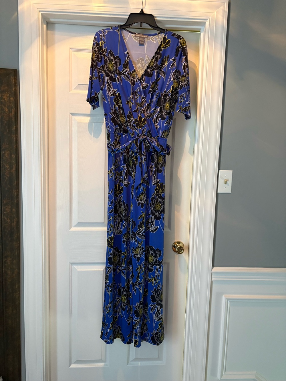 Kate & Mallory Blue Printed Floral Jumpsuit Woman’s Size L. NWOT